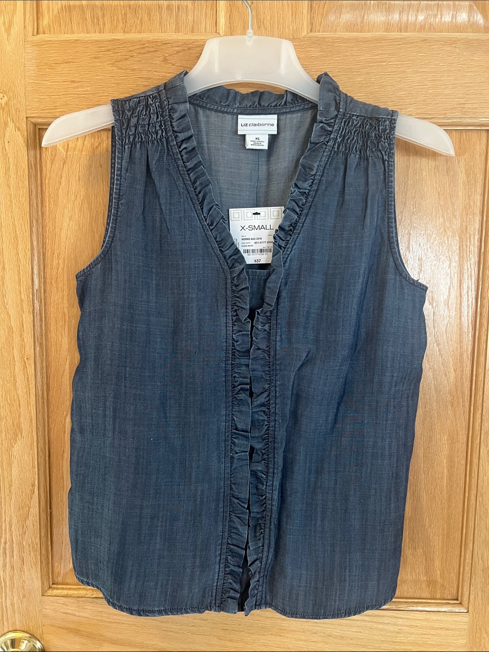 Liz Claiborne Chambray Navy Sleeveless Ruffle Trim V-Neck Top - NWT